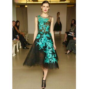 TIMELESS RUNWAY COLLECTOR"S OSCAR DE LA RENTA DRESS SIZE S/M